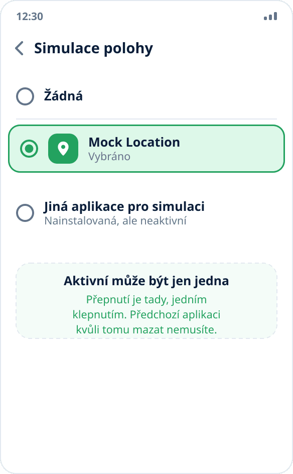 Seznam aplikací pro simulaci polohy: nainstalované jsou dvě, vybraná jedna — systém povoluje jen jednu aktivní